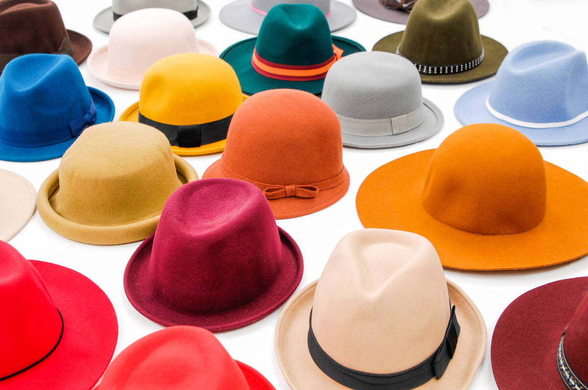 Hüte in verschiedenen Farben und Formen