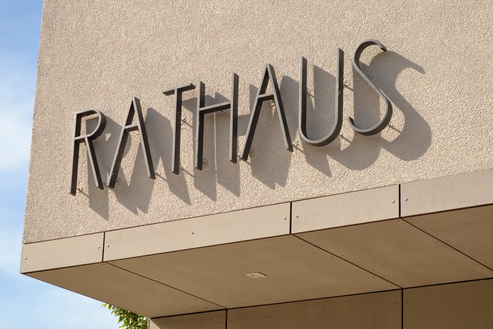 Teil eines Hauses mit dem Schriftzug Rathaus