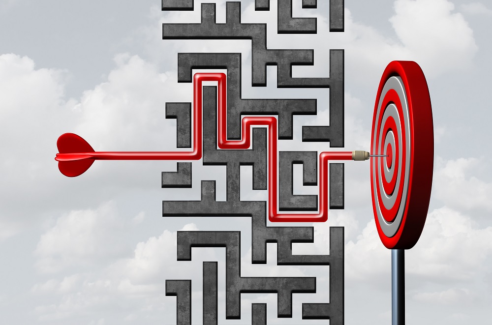 Pfeil schlängelt sich durch Labyrinth zur Mitte einer Zielscheibe
