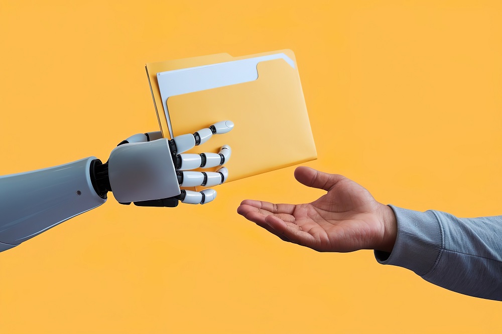 Roboterarm übergibt Menschenarm eine Akte