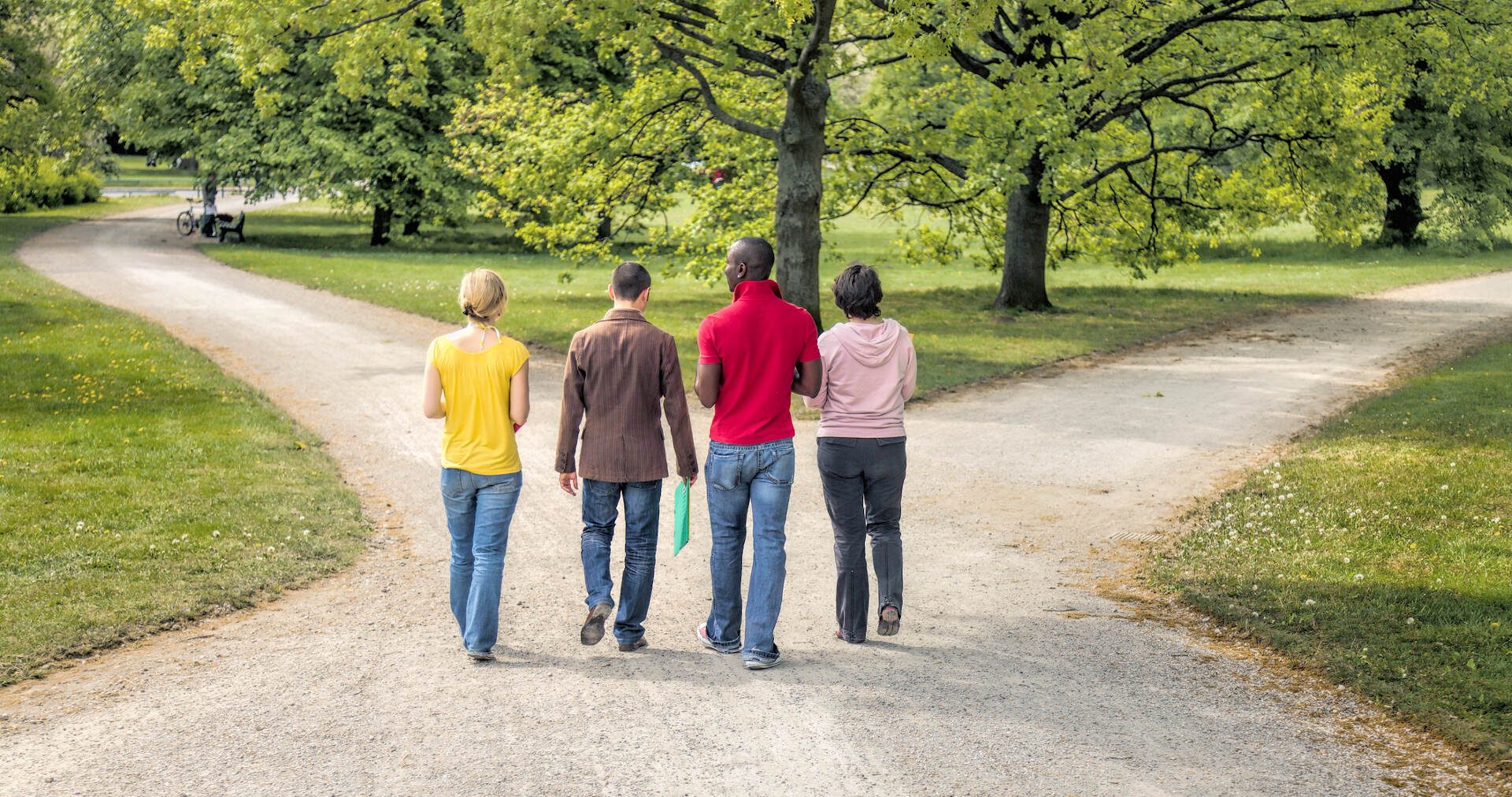 Vier Menschen laufen im Park