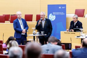 Staatsminister Joachim Herrmann in der Mitte, Innenminister von Bayern, Bernhard Pohl, links im Bild und Dr. Jürgen Busse,, rechts im Bild