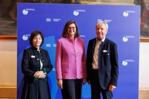 Roswitha Pfeiffer, Ilse Aigner und Dr. Jürgen Busse im Bayerischen Landtag