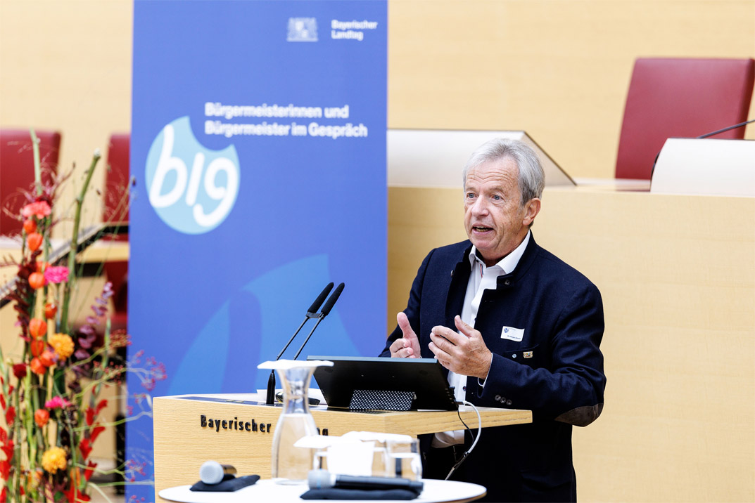 Dr. Jürgen Busse bam Mikrophon im Bayerischen Landtag