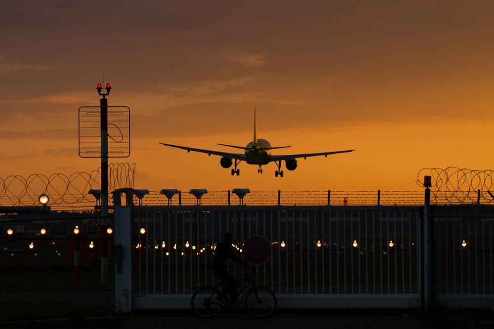 Landendes Flugzeug am Flughafen im Abendrot