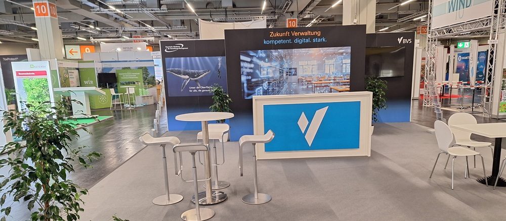 Menschenleerer Messestand