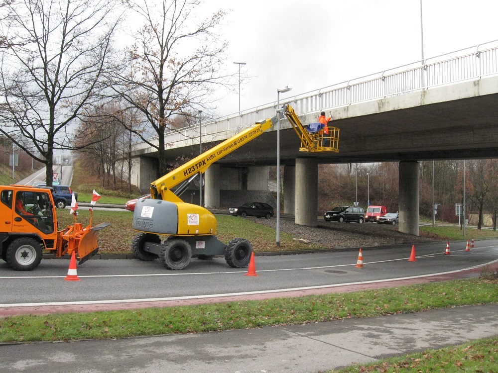 Arbeiten an einer Brücke mit einer Hebebühne