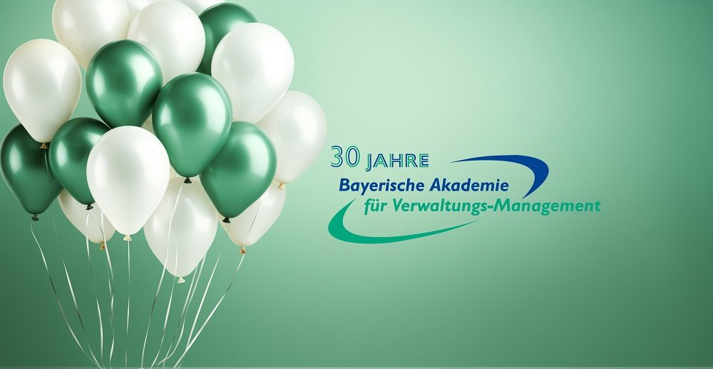 grüne und weiße Ballons mit 30 Jahre Logo Bayerische Akademie