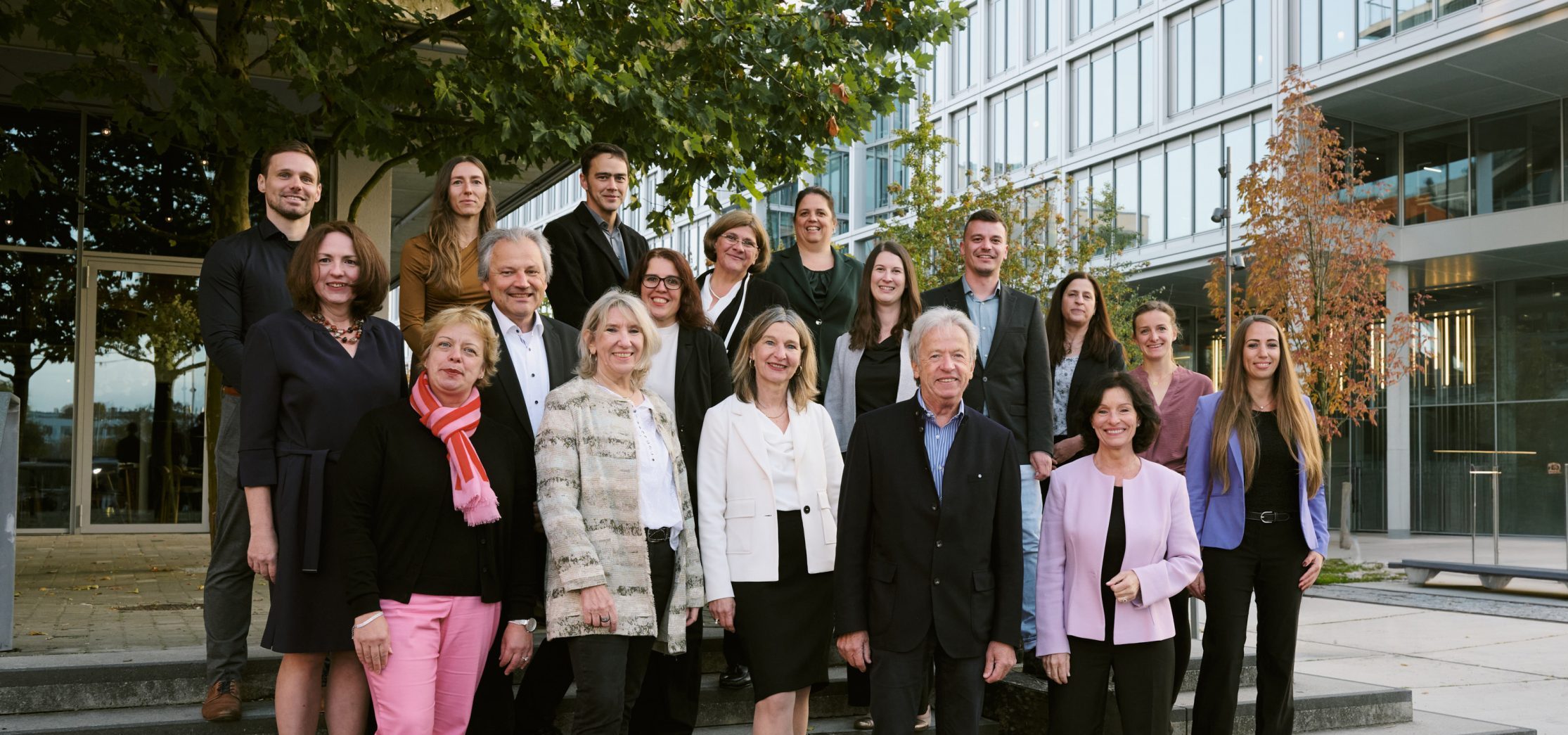 Teammitglieder der Bayerischen Akademie auf gestellt auf Stufen