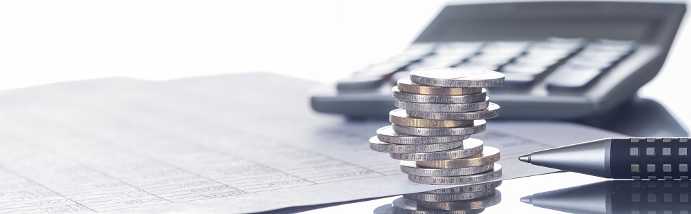 Finanzen, Euro, Münzstapel auf Tabellen mit Stift und Taschenrechner, Panorama, Hintergrund