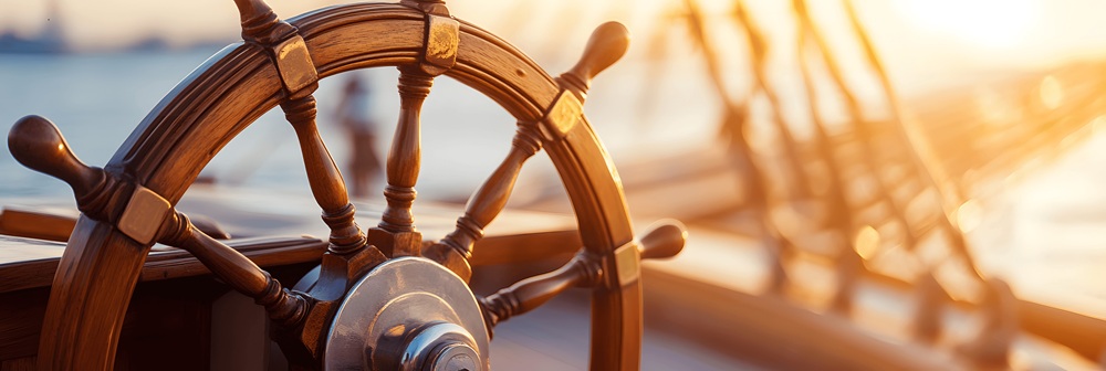 Holzsteuerrad auf Schiff