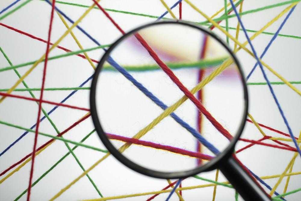 bunten Fadengeflecht mit einer großen Lupe