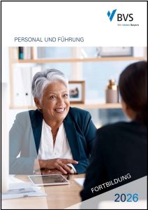 Cover der BVS-Broschüre Personal und Führung, zwei Frauen sitzen sich gegenüber im Gespräch