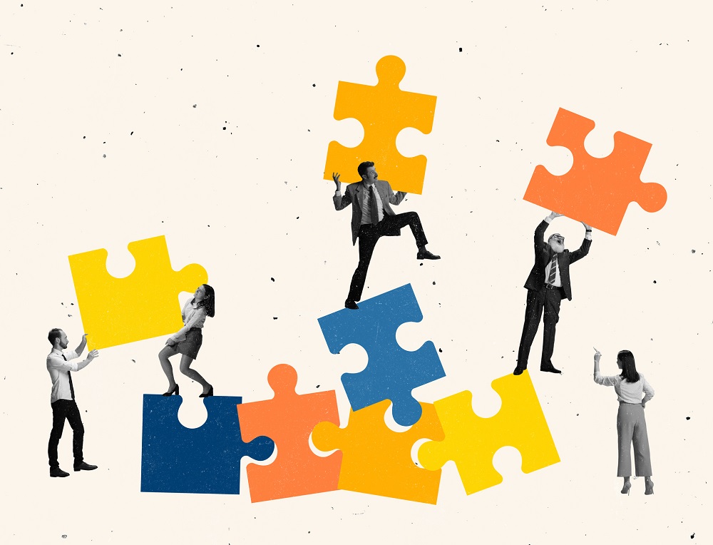 Collage, Menschen halten gemalte Puzzleteile hoch oder stehen auf ihnen