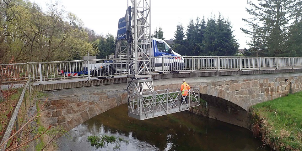 Ein Brückeninspektionsfahrzeug auf einer Brücke